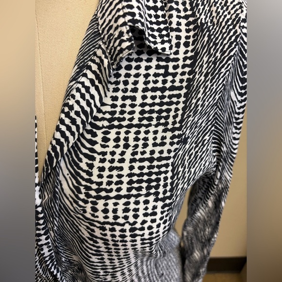 TAIS Prado Navy and White Patterned  Collared Button Up Blouse Womens size Large - Picture 3 of 11